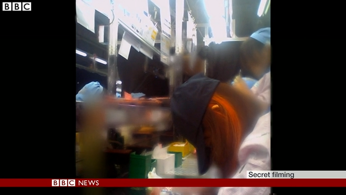 Adevarul din spatele fabricilor Apple din China. Angajatii sunt epuizati si ajung sa doarma cu capul pe masa, in pauze