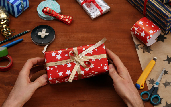 Cum sa impachetezi un cadou de Craciun in 12 secunde. Cele mai simple si rapide metode - VIDEO