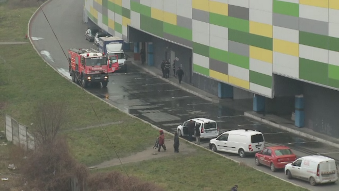 Incendiu dupa incendiu la un mall din Arad. Pompierii au fost chemati pentru a doua oara, dupa ce stinsesera deja flacarile