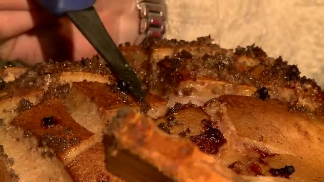 RETETE DE CRACIUN cu Chef FOA. Umar de porc impanat cu cuisoare, gatit incet la un cuptor pe vatra