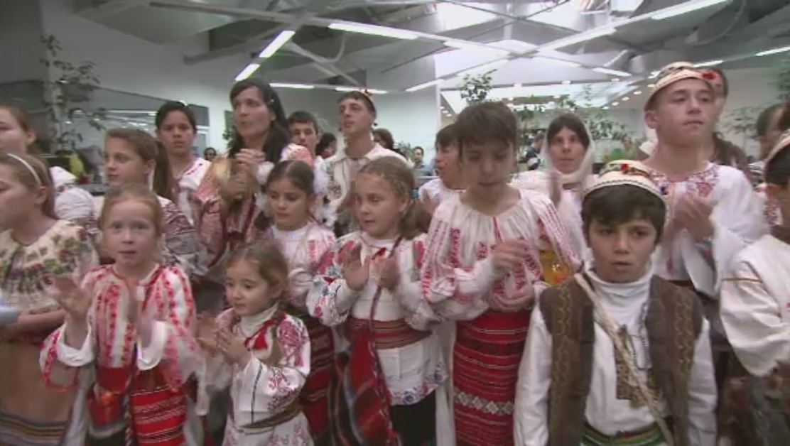55 de copii din Valea Screzii au adus in redactia Stirilor Pro TV cel mai frumos colind. VIDEO