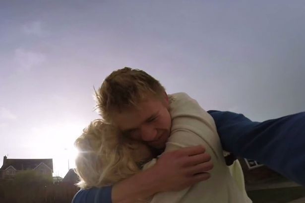 A vrut sa-si surprinda mama de Craciun, iar gestul sau a devenit viral. Cum a reactionat femeia cand l-a vazut