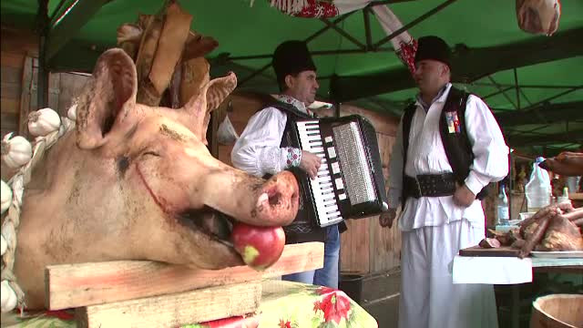 Sambata lui Ghita: mirosul de sorici parlit, jumari si carnati a acoperit Romania de Ignat