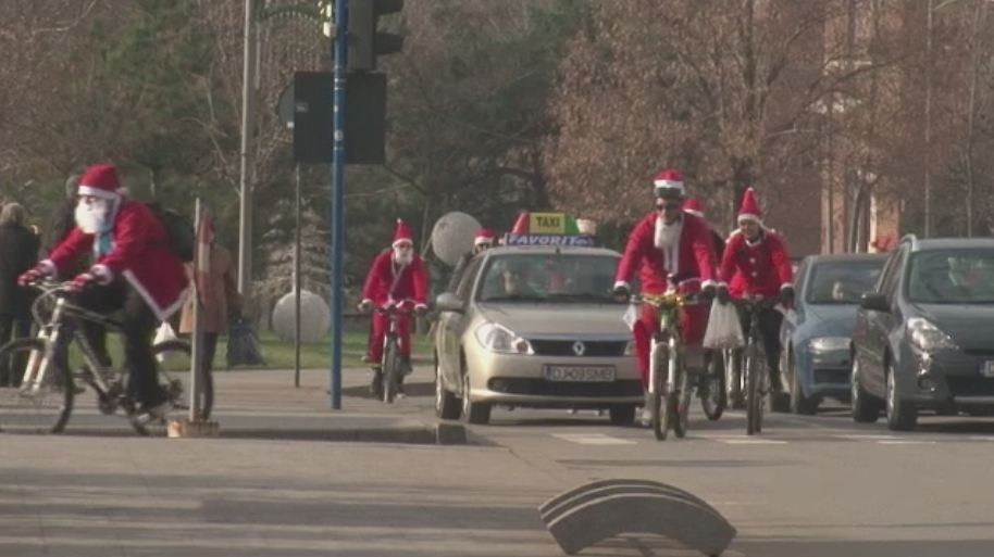 30 de Mos Craciuni pe bicicleta au impartit dulciuri copiilor craioveni. Mesajul pe care au vrut sa-l transmita organizatorii