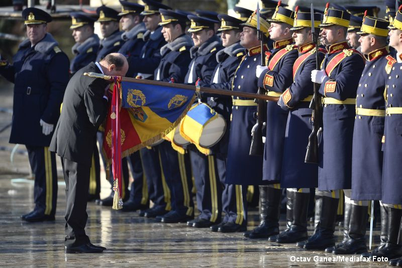Presedintele Basescu a sarutat steagul national si a parasit Cotroceniul in lacrimi. Omul Basescu a plecat apoi la bere