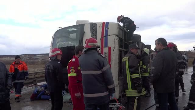 Accident foarte grav in Sibiu. Doua persoane au murit, dupa ce autocarul in care se aflau s-a rasturnat