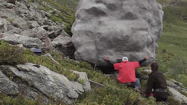Arata ca un bolovan imens, dar este de fapt o cabana de munte. Cum arata interiorul