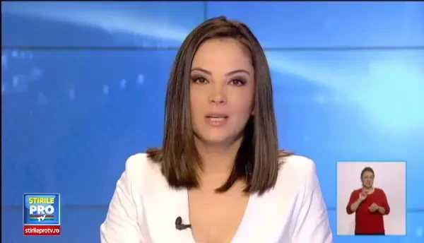 Proprietarii de pensiuni din Bran au investit mii de euro in decoratiuni de Craciun. Bradul care isi schimba culoarea