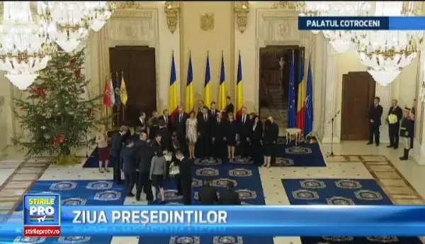 Traian Basescu si Klaus Iohannis le ofera un buchet de flori Mariei Basescu si lui Carmen Iohannis