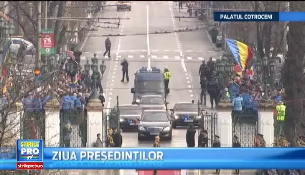 Momentul in care Klaus Iohannis ajunge la Cotrocei. Soarele a iesit in momentul in care presedintelui Iohannis i-a fost prezentat onorul militar