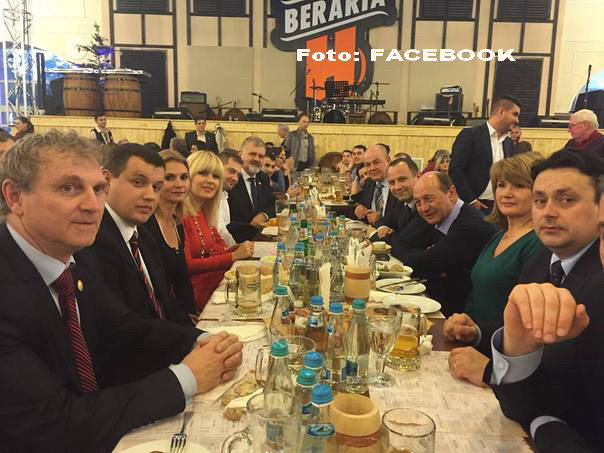 Traian Basescu a primit in 2014 cadouri in valoare de aproape 2.000 de euro. Ce a facut cu ele