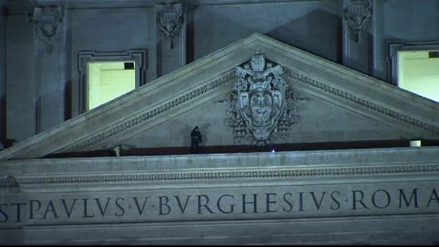 Un om de afaceri italian s-a urcat pe bazilica Sf. Petru din Vatican, in semn de protest. De ce era nemultumit