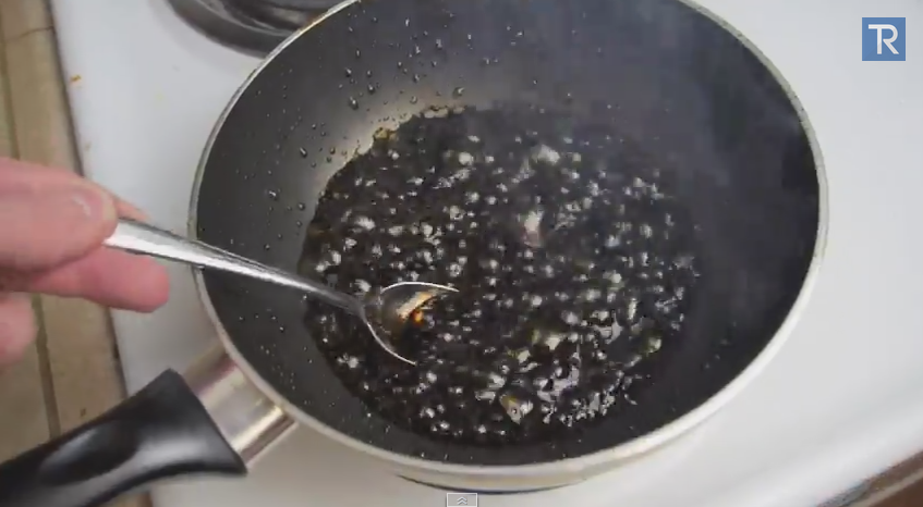 Ce se intampla daca fierbi un smarthphone in Cola! VIDEO