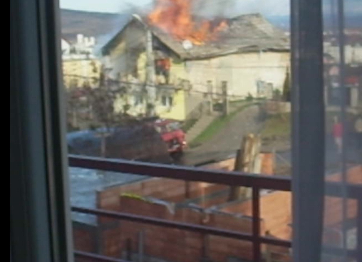 O familie din Gherla a ramas pe drumuri dupa ce casa lor a fost mistuita de flacari