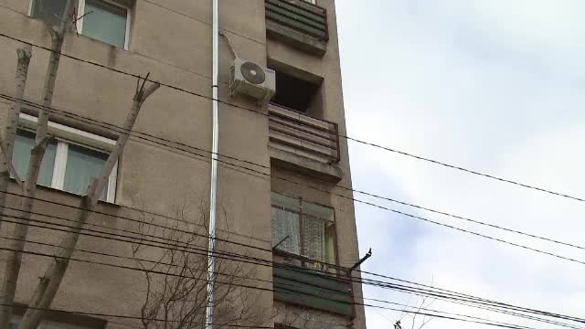 Un copac le-a salvat vietile. Barbatul care s-a aruncat de la etaj, cu copilul de 6 ani in brate, a fost arestat