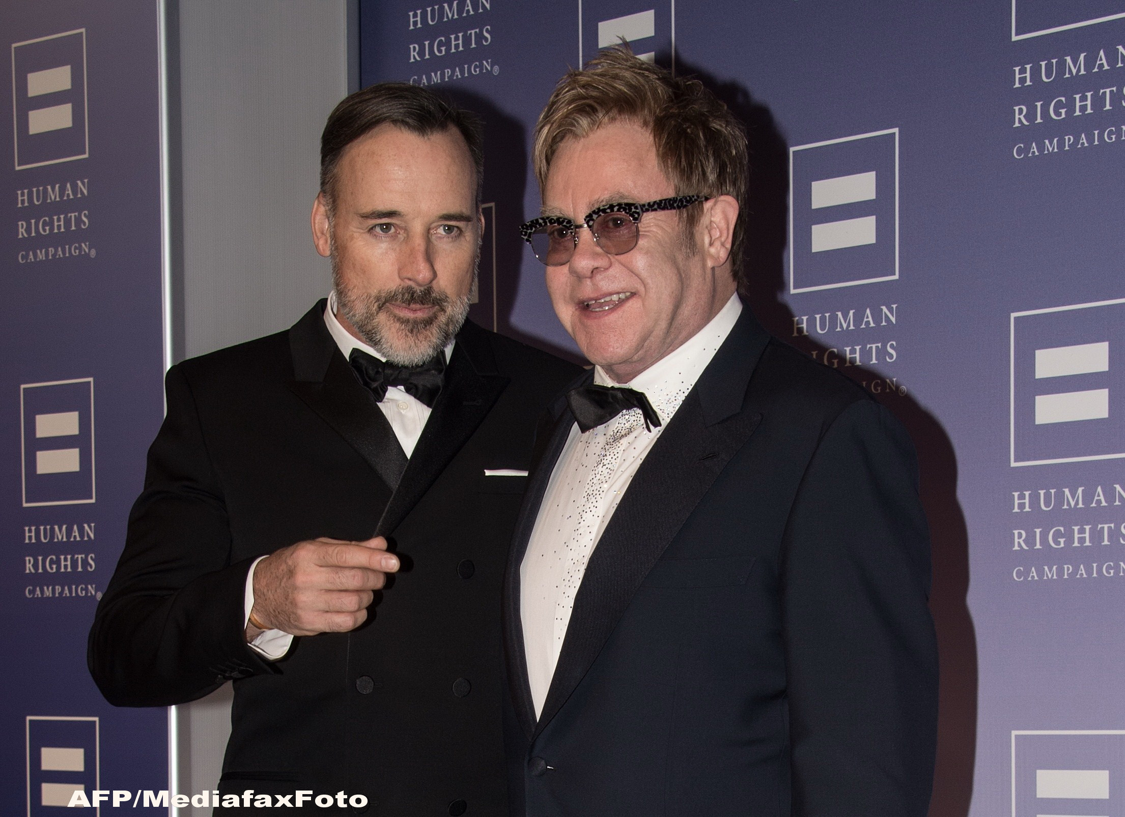 Elton John si David Furnish s-au casatorit civil la resedinta lor din Windsor: "Sa impartasim dragostea!"