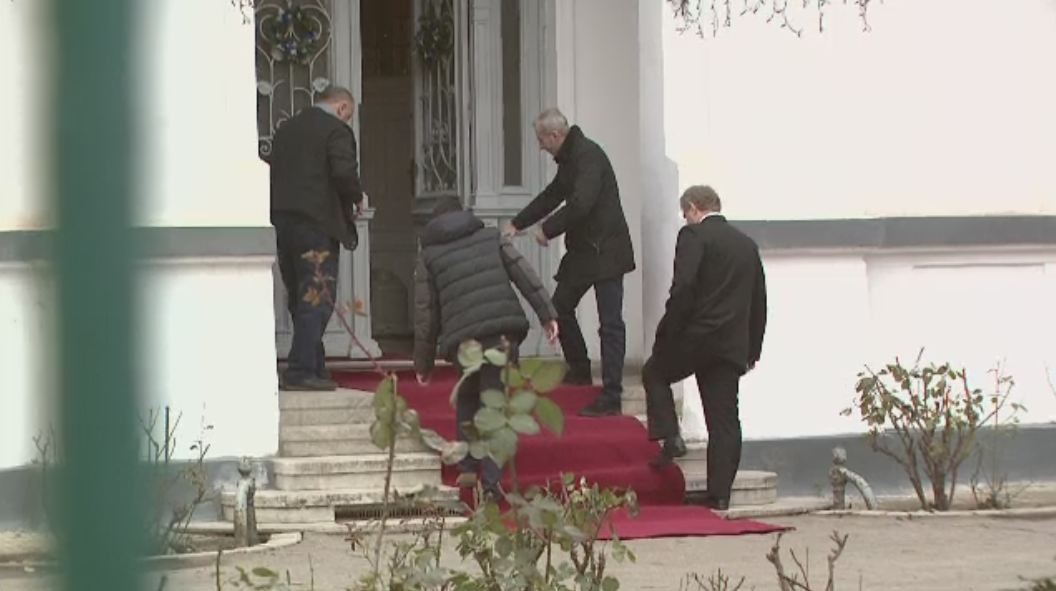 Traian Basescu asteptat cu covorul rosu intins sa-si preia biroul din sediul PMP. Anuntul facut la pranz de fostul presedinte