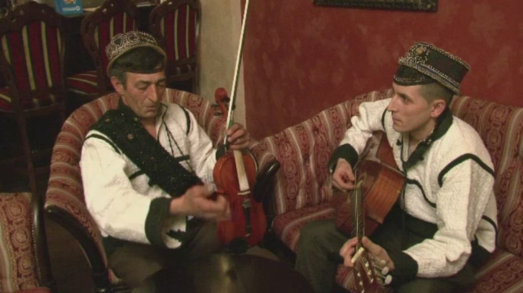 Au transformat colinda intr-o afacere profitabila. Cat castiga un lautar roman invitat sa cante in strainatate de Craciun