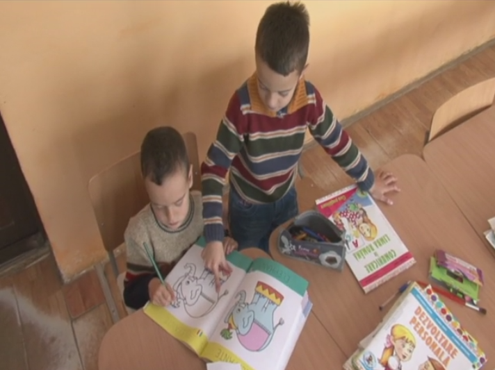 O vaduva din Dolj isi creste singura cei trei copii. Dorm toti intr-un pat si se mutumesc la masa doar cu cartofi fierti