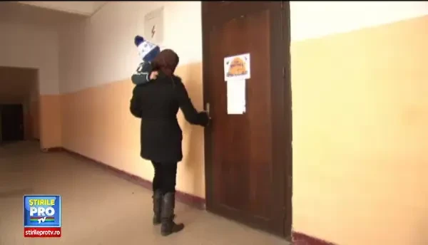 O vaduva din Dolj isi creste singura cei trei copii. Dorm toti intr-un pat si se mutumesc la masa doar cu cartofi fierti