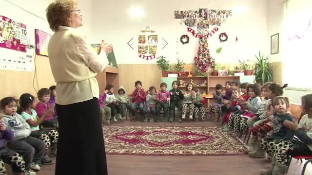 Faptele frumoase nu se fac doar de sarbatori. Voluntarii care incearca sa convinga romii sa isi trimita copiii la gradinita