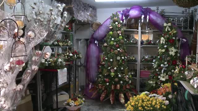 S-a schimbat trendul in materie de pomi de Craciun: Unii romani si-au impodobit bradul cu nuci de cocos sau ananas