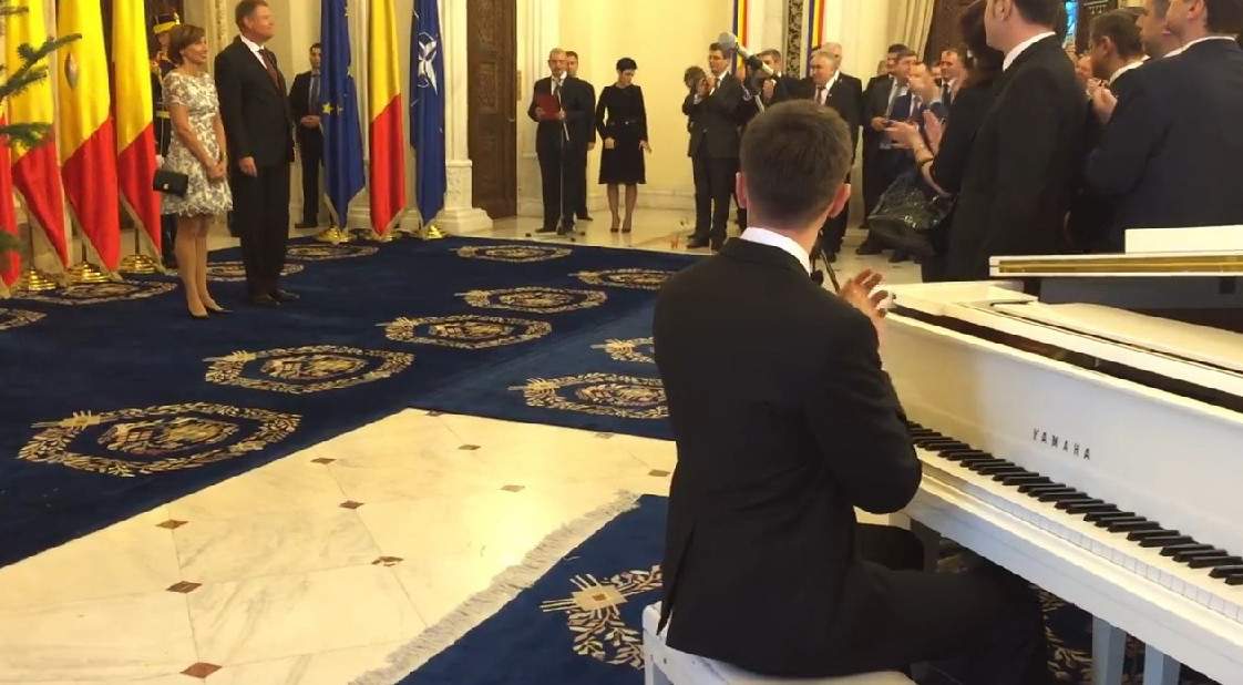 Tanarul care a cantat imnul in gara din Amsterdam a interpretat din nou "Desteapta-te, romane!" la Cotroceni, la invitatia lui Klaus Iohannis! VIDEO