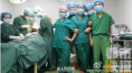 Scandalul "selfie cu masa de operatie". Cativa medici chinezi au postat online poze din timpul unei interventii chirurgicale