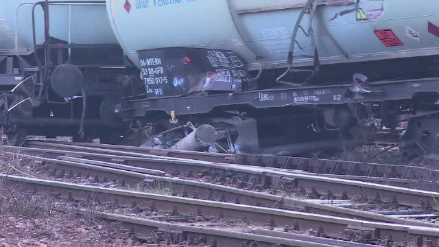 Trei vagoane dintr-un tren de marfa au deraiat la iesirea din gara Ploiesti Sud. Doi stalpi de inalta tensiune au fost rupti