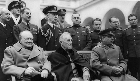 "Winston, ai adus tu cariocile? Redesenam harta lumii, ok, ce facem cu Romania". O pauza cat o istorie