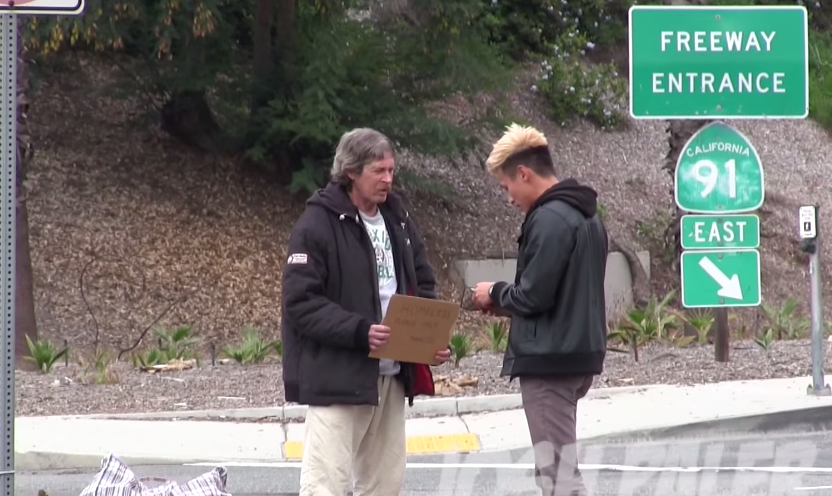 Gestul care a impresionat 1 milion de oameni. Ce face un om al strazii cand primeste 100 de dolari de la un strain - VIDEO