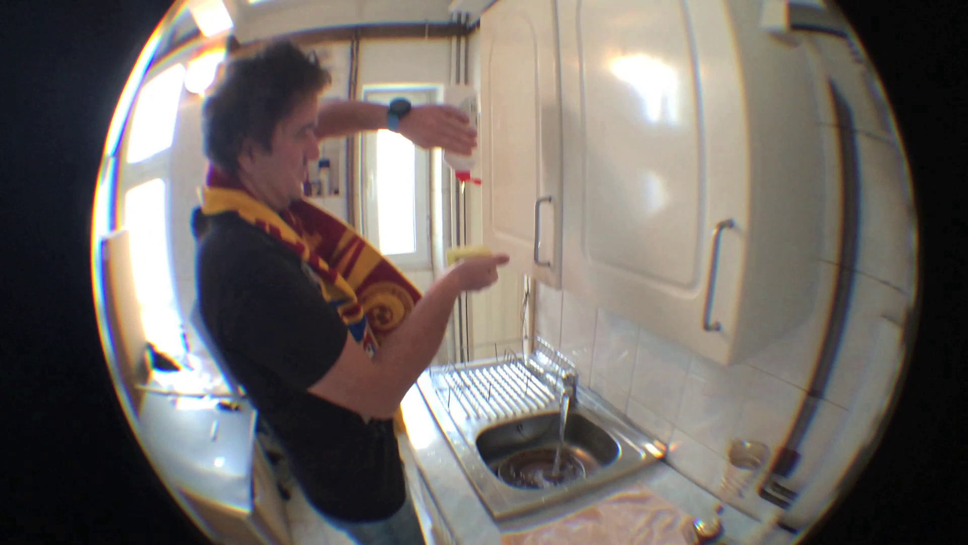 Cristian China-Birta a acceptat provocarea lui Adi Hadean. Va purta numarul 10 in nationala spalatorilor de vase Fairy. VIDEO