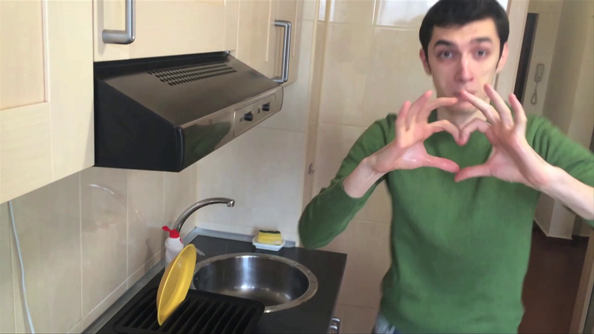 Hoinaru a acceptat provocarea lui Adi Hadean. Va fi titular in nationala spalatorilor de vase Fairy. VIDEO