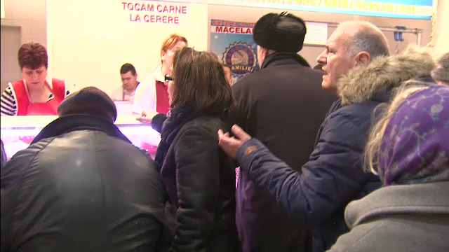 Stresul din preajma Sarbatorilor i-a facut pe romani sa se certe pe carne in Piata Obor. "De la 1 la 10, ma enerveaza 10!"