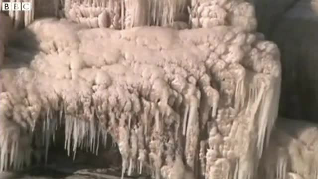 Expresia "e un ger de crapa pietrele" nu mai e de actualitate. In China a fost atat de frig incat a inghetat o cascada