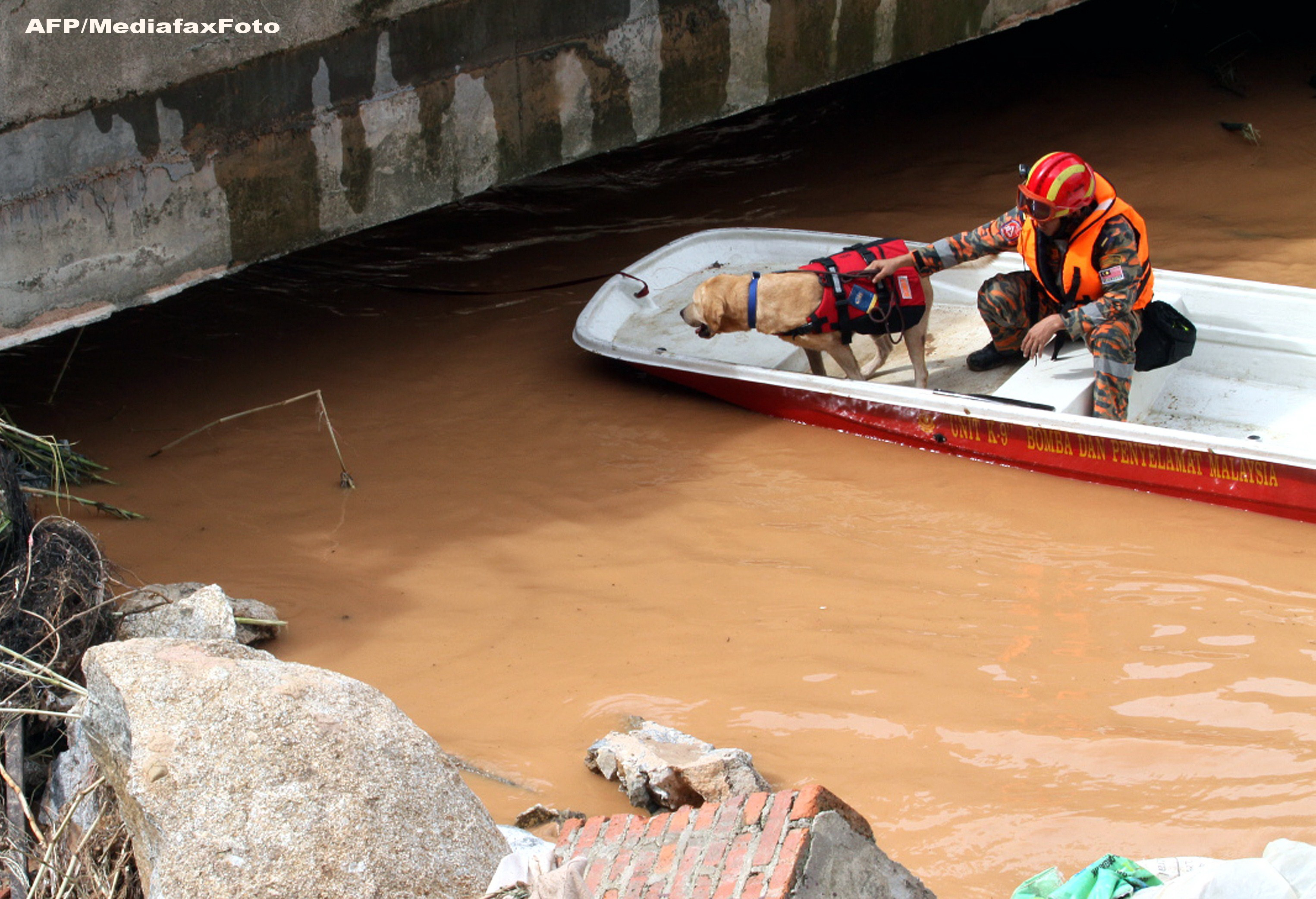 Cei patru romani blocati in Malaysia, evacuati din zona afectata de inundatii. Unde sunt acum