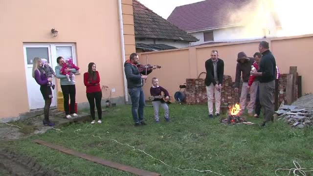 Bucurie mare in Tara Oasului, unde s-au intors cei plecati la munca: "La Paris nu ne lipseste nimic, decat dorul de casa"