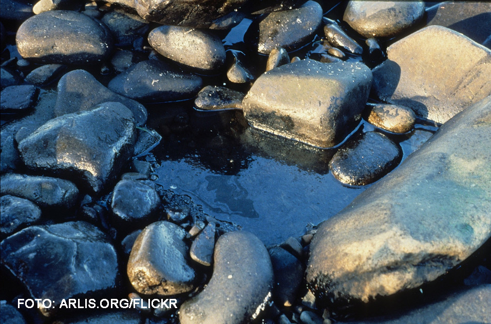 Scurgere de petrol in Marea Neagra. Din cauza vremii nefavorabile, pata s-ar putea extinde. VIDEO