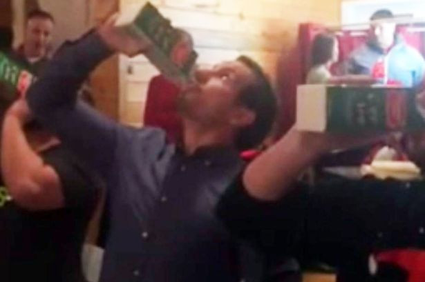 A ajuns la spital, dar nu din cauza alcoolului. Ce a patit barbatul care a baut un litru de lichior de oua in doar 12 secunde