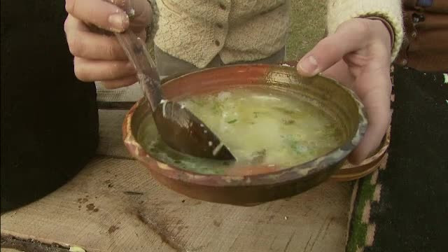 RETETE DE CRACIUN cu Chef FOA. Supa de curcan la tuci cu taitei de casa. Ce se spune "din batrani" despre pasari de Revelion