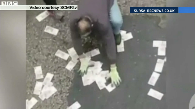 Ploua cu bani din cer de Craciun, la Hong Kong. Incidentul care i-a facut pe oameni sa plece cu bratele pline de dolari