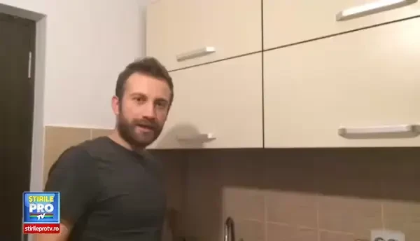 “Asta e pentru mama” Tunaru a acceptat provocarea lui Adi Hadean si isi spala vasele cu manusi de box. VIDEO