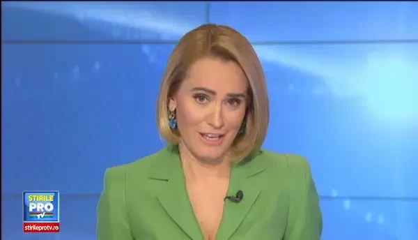 Coconii din Maramures, primii vestitori ai Nasterii Domnului. Copii colinda din poarta-n poarta si sunt raplatiti cu mere si nuci