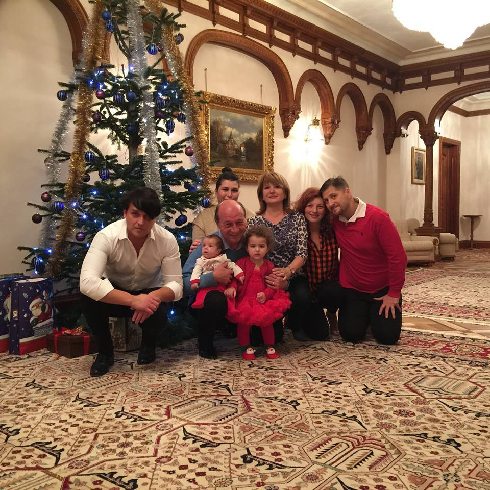 Traian Basescu si Victor Ponta, Craciun in familie, Elena Udrea... la mall. Unde isi petrec politicienii sarbatorile. FOTO