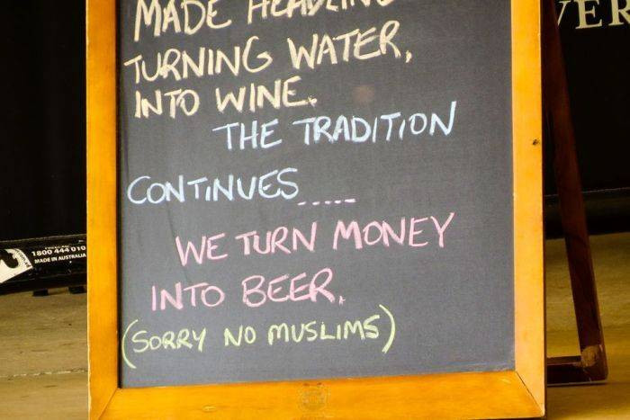 Gestul care a revoltat o tara intreaga. Ce mesaj a aparut pe pancarta din fata unui bar din Australia