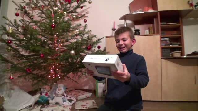 "Mosule, esti cel mai tare!". Reactiile copiilor din Romania, cand au vazut ce cadouri le-a adus in acest an Mos Craciun