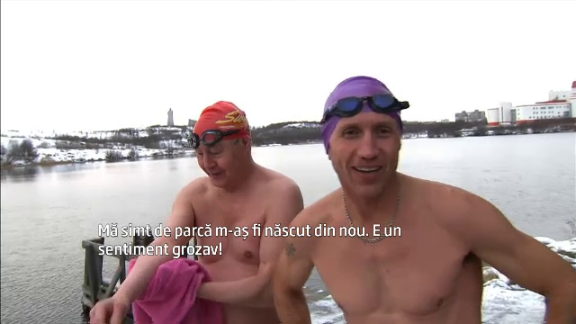 Traditie extrema in Rusia, de Craciun. Zeci de curajosi se scalda in apa rece ca gheata, convinsi ca isi intaresc sanatatea