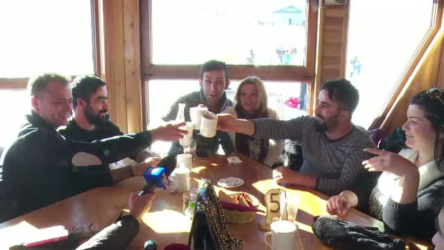 "Sa nu mananc o fripturica de porc, e pacat". Dupa orele petrecute pe partie, turistii au avut grija si sa-si refaca fortele