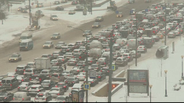 O furtuna de zapada a paralizat Moscova. 50 de kilometri pe soseaua de centura se parcurg in 10 ore