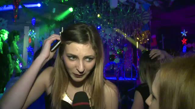 "Mi-as mai fi dorit un iubit.". Tinerele care n-au primit ce voiau de la Mos Craciun si-au inecat amarul in cluburi